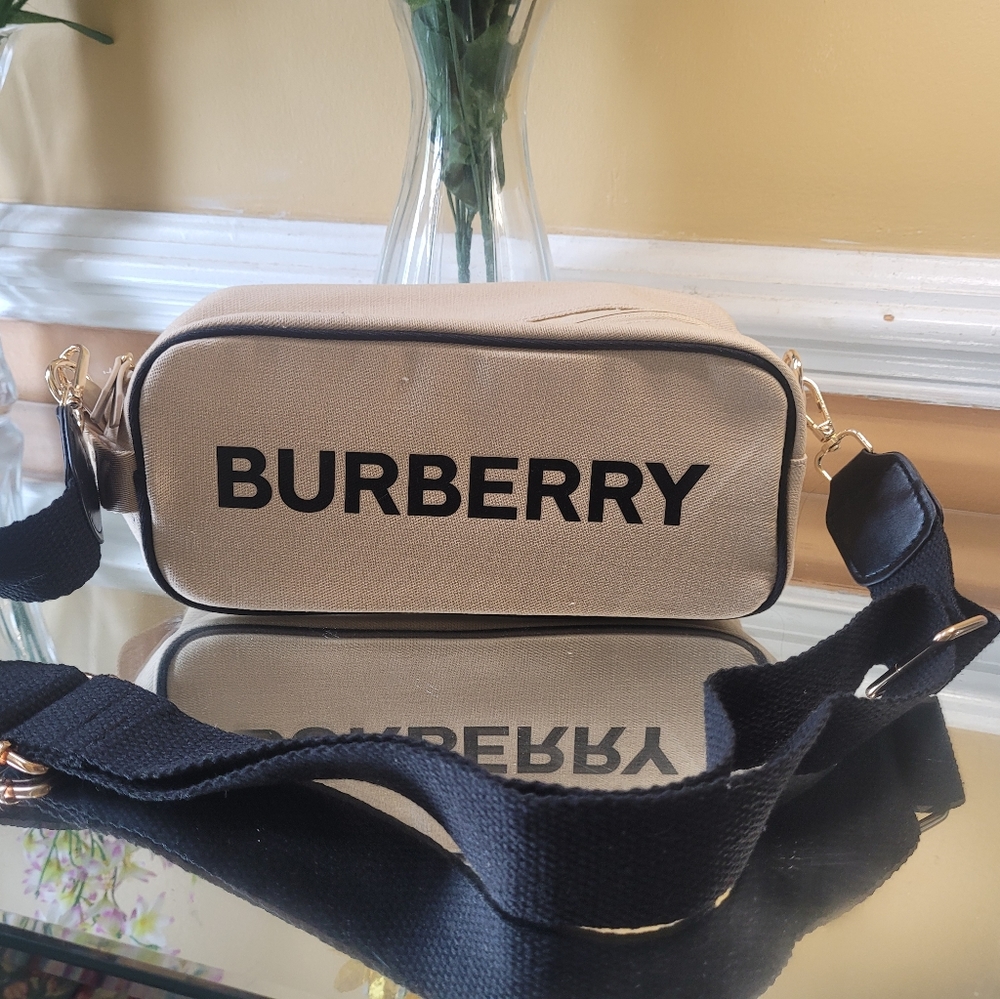 - Burberry Pouch - Picture 2 of 10